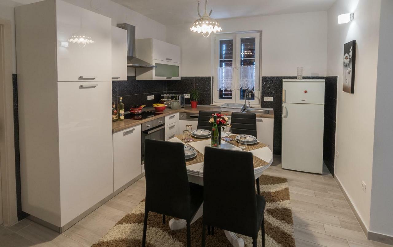 Apartment Batinica シベニク エクステリア 写真